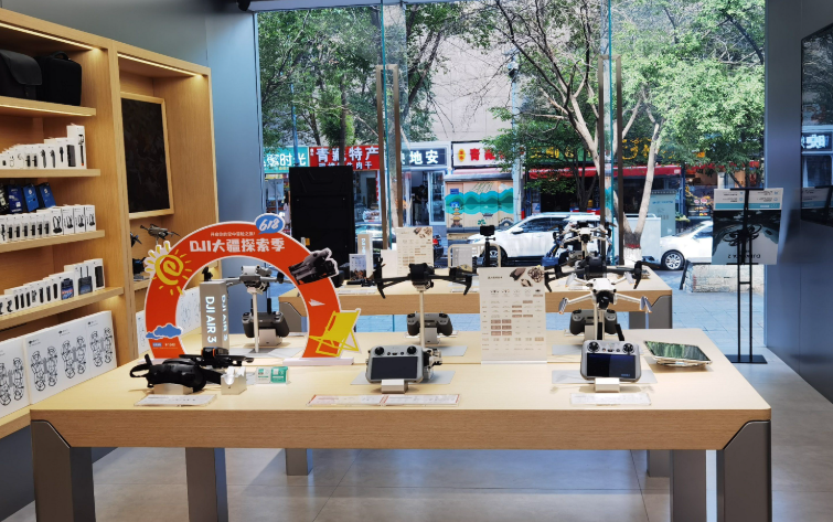 那些曾经只在短视频里爆红的深圳科技品牌，为什么突然集体开起了线下旗舰店？